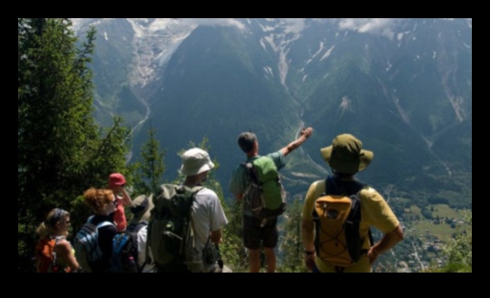 ما وراء حقائب الظهر: دليل المسافر للاستكشاف الراقي