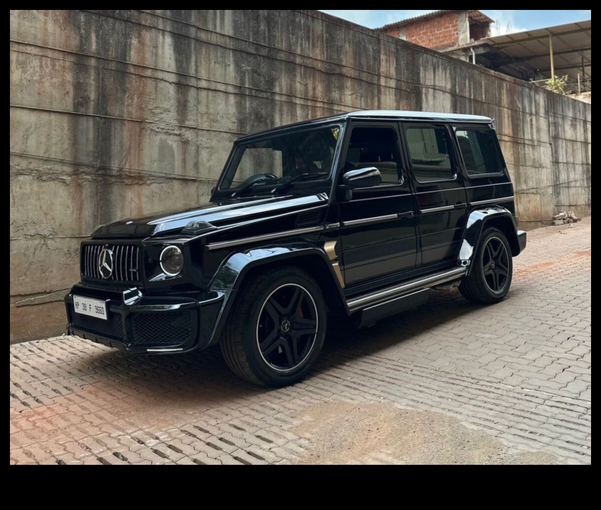 ركوب الكلاسيكيات: الجاذبية الخالدة للسيارات الفاخرة العتيقة