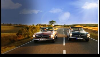 ركوب الكلاسيكيات: الجاذبية الخالدة للسيارات الفاخرة العتيقة