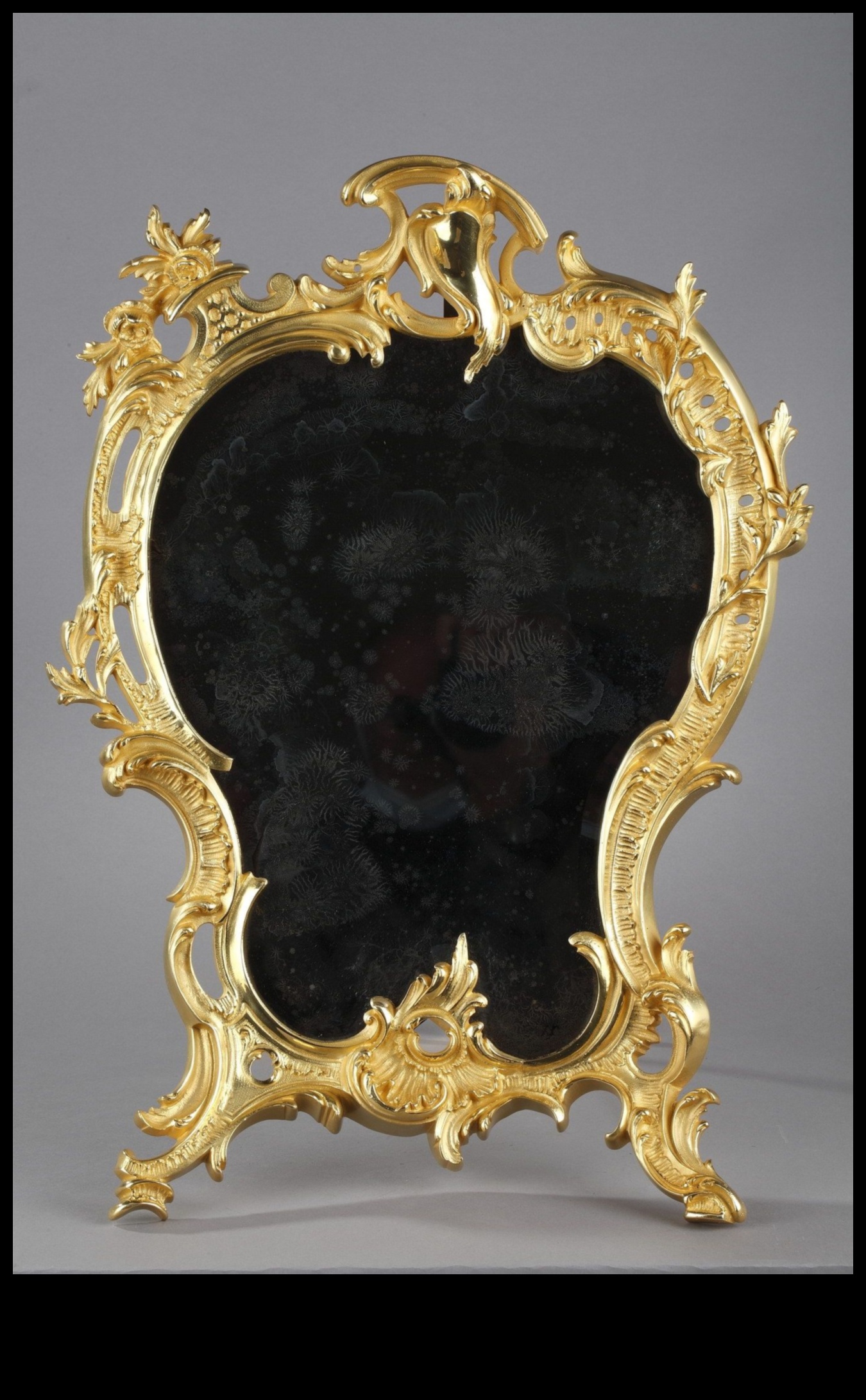 الروكوكو روكايل: زخرفة على شكل صدفة حددت عصرًا 1 روكوكو روكايل: زخارف شل في الزخارف الفنية